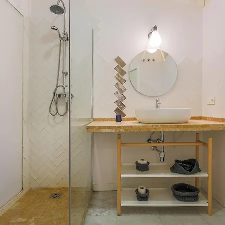 New Gorgeous 2-bed In Center *