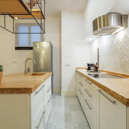 New Gorgeous 2-bed In Center *
