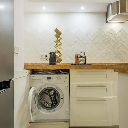 New Gorgeous 2-bed In Center Apartment *