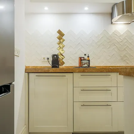 New Gorgeous 2-bed In Center Apartment *