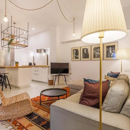New Gorgeous 2-bed In Center *